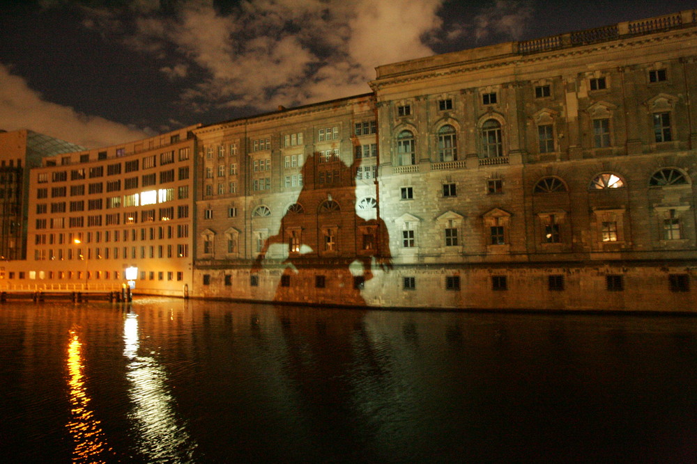 Schattenspiel des Reiterdenkmals in Berlin