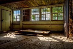 Schattenspiel im leerstehenden Bauernhaus