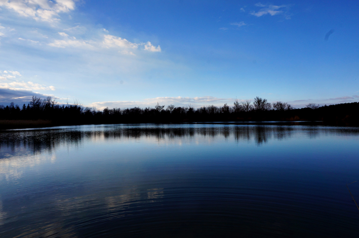 Schattenspiel im tiefen blau