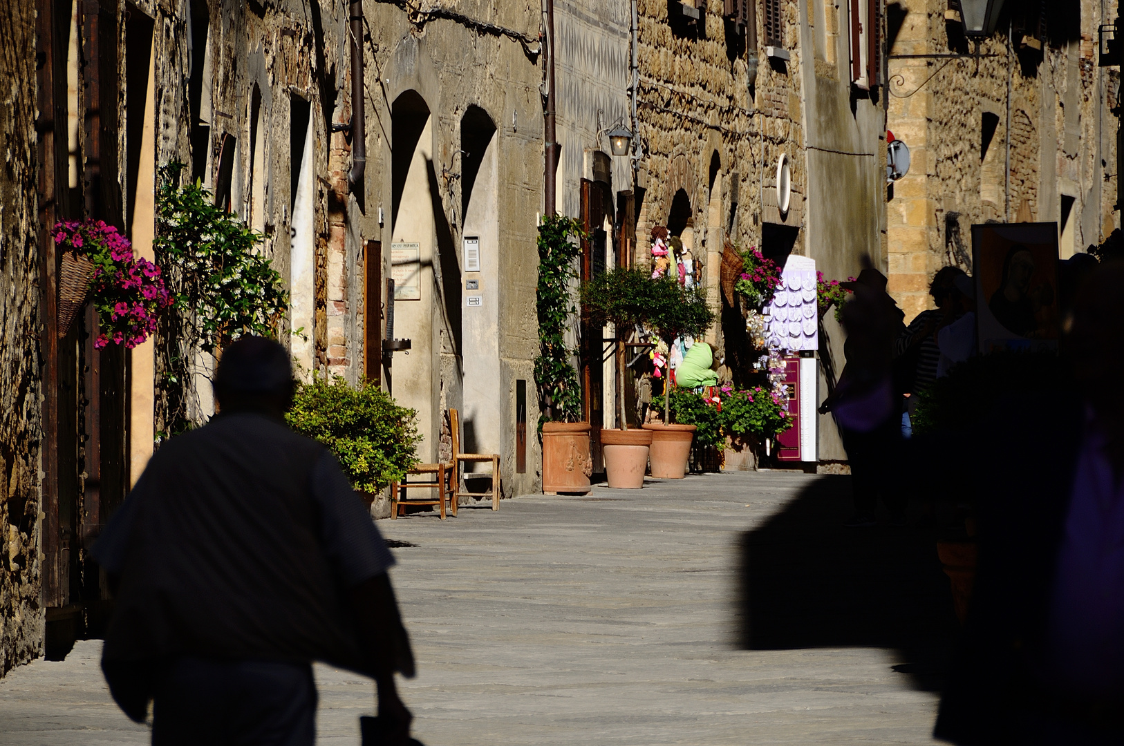 Schattenspiel in einer Gasse von Pienza