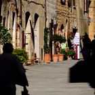 Schattenspiel in einer Gasse von Pienza