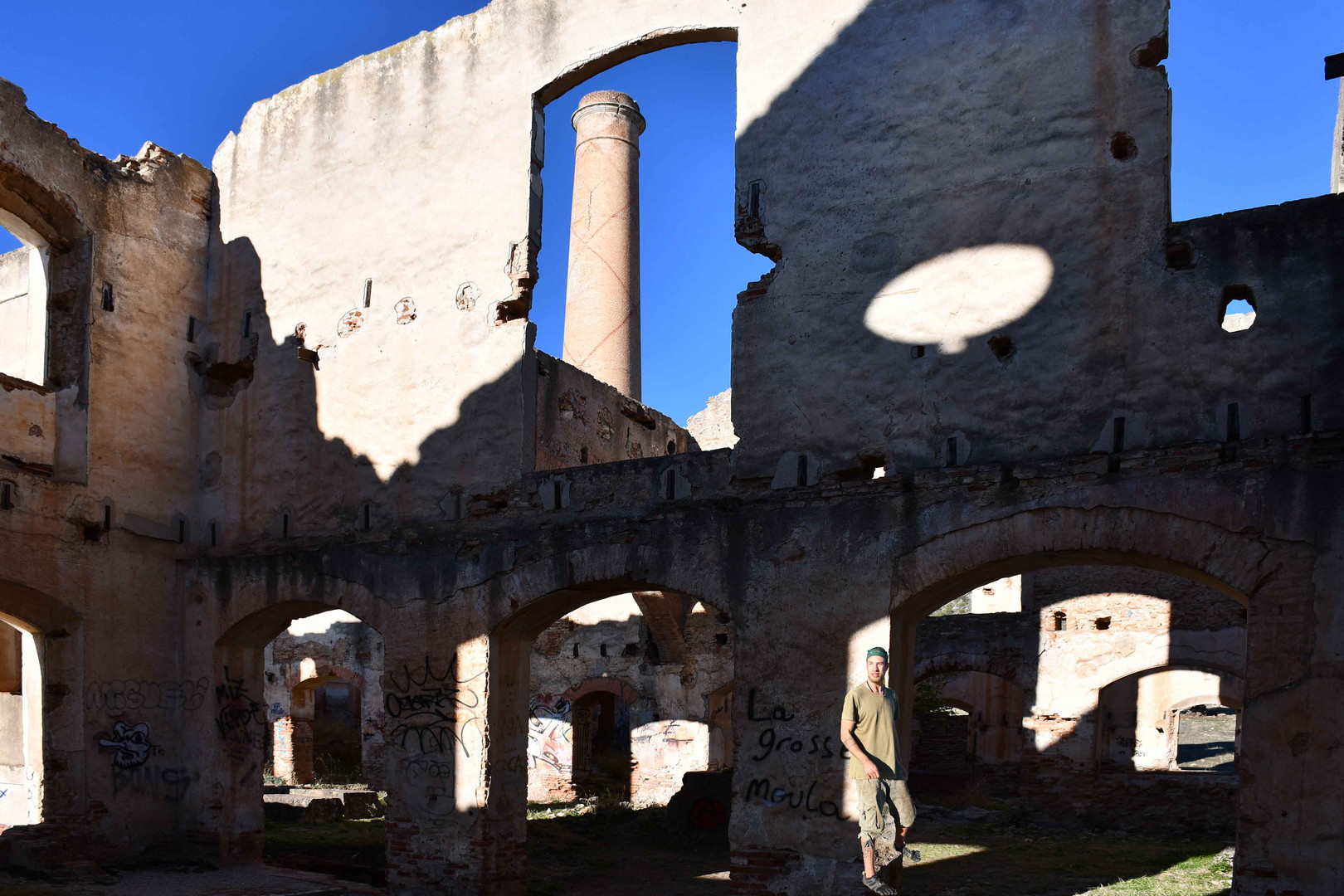 Schattenspiel mit Ein- und Durchblick in der Ruine der alten Zuckerfabrik