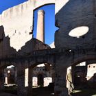 Schattenspiel mit Ein- und Durchblick in der Ruine der alten Zuckerfabrik