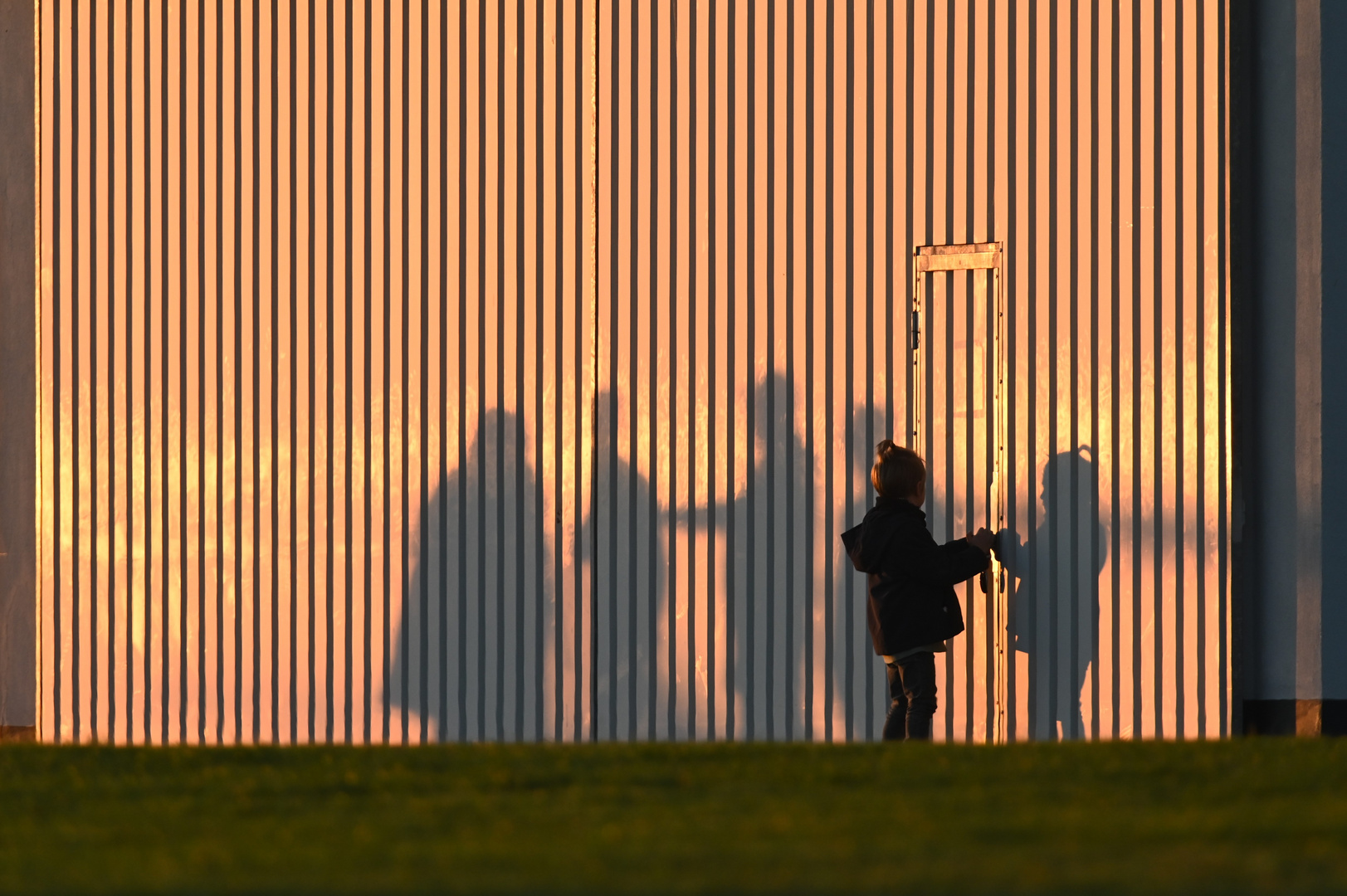 Schattenspiele am Hangartor