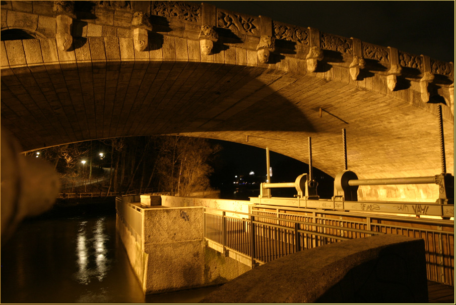 Schattenspiele einer Brücke