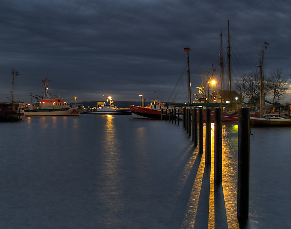 Schattenspiele im Hafen