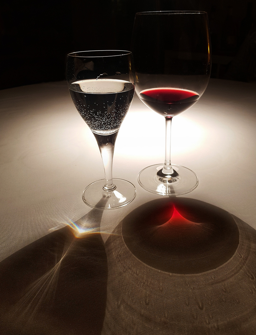 Schattenspiele mit Wein und Wasser