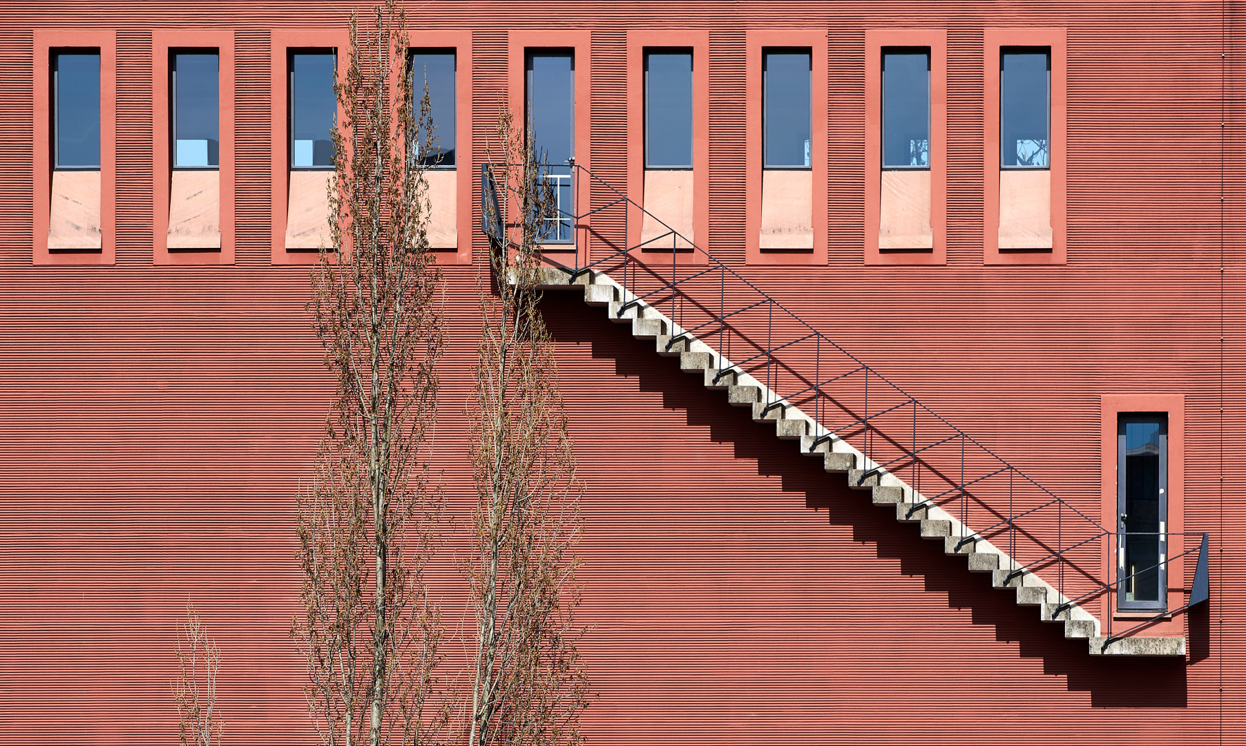 "Schattentreppe" in Farbe, unten in S/W...Aussenfassade vom Potikus an der "Alten Brücke"...