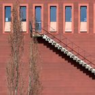 "Schattentreppe" in Farbe, unten in S/W...Aussenfassade vom Potikus an der "Alten Brücke"...