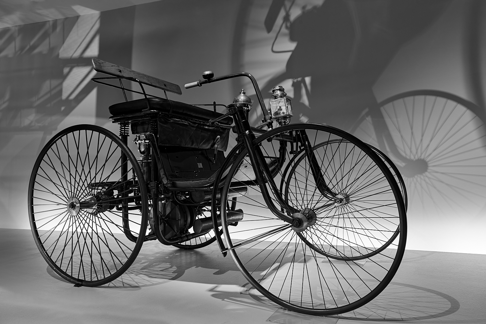 Schattenwürfe im Mercedes Benz Museum in Stuttgart