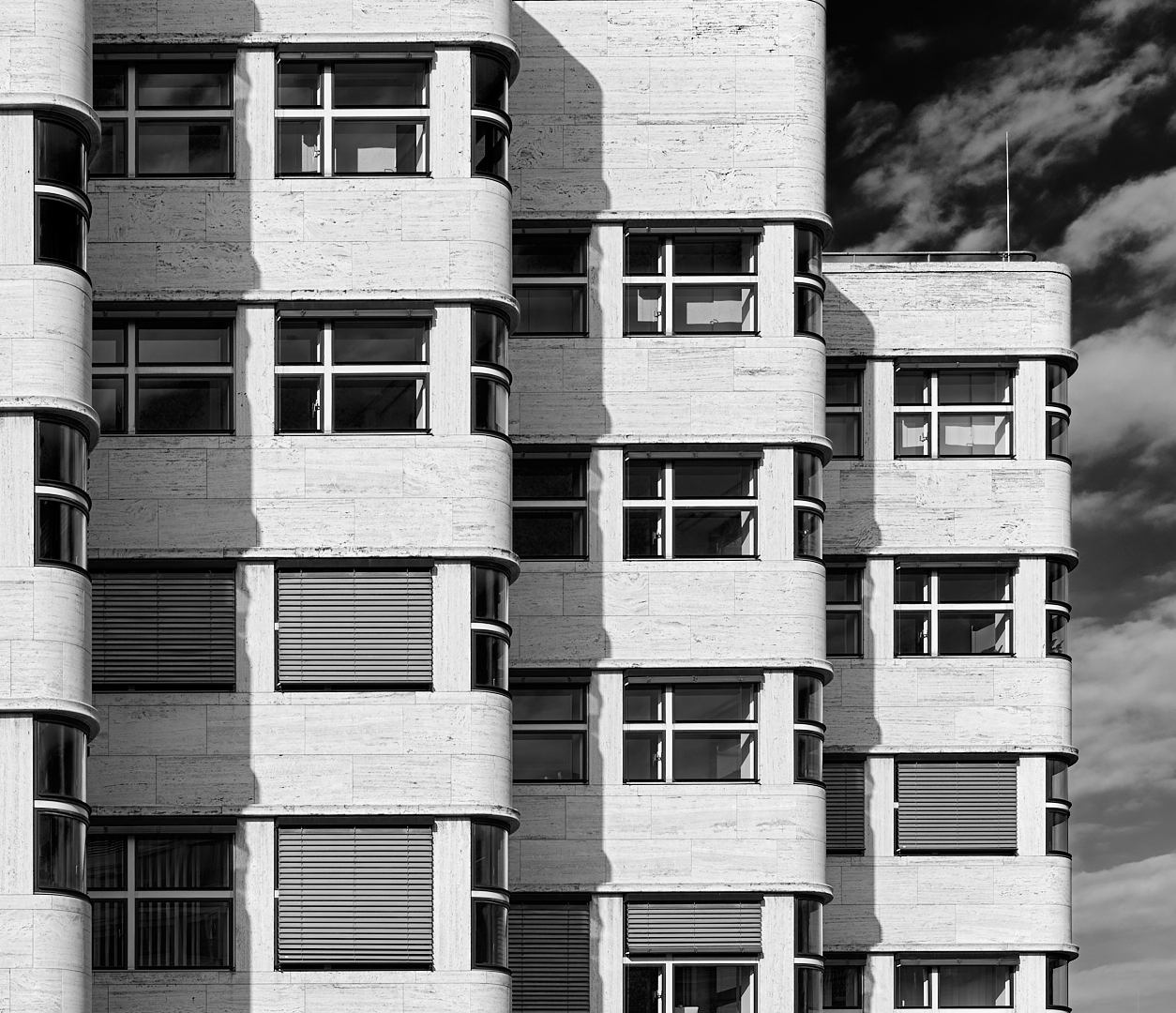 Schattenwürfe von der Abendsonne an der Fassade vom denkmalgeschützten Schell-Haus in Berlin.