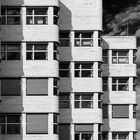 Schattenwürfe von der Abendsonne an der Fassade vom denkmalgeschützten Schell-Haus in Berlin.