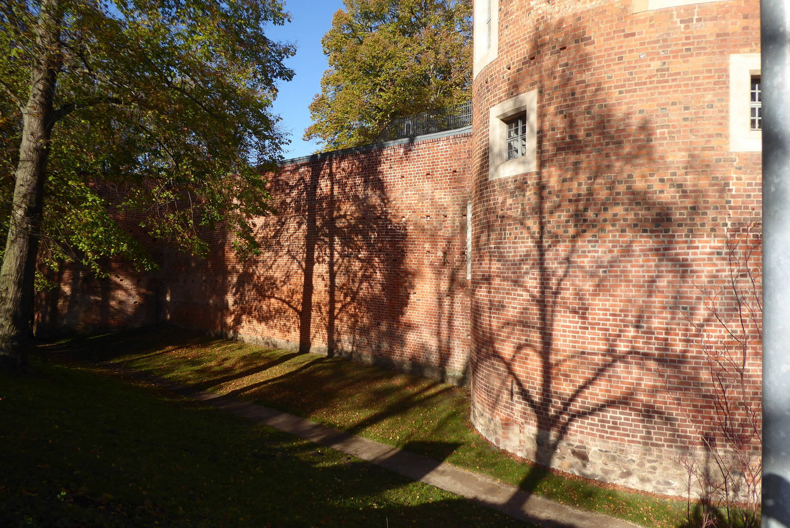 Schattenwurf an der Burgmauer