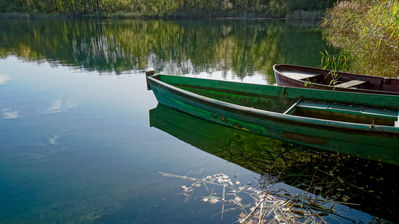 Schattenwurf, Spiegelbild und klares Wasser