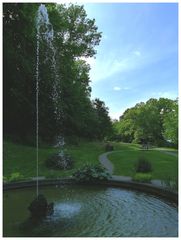 schattiger Springbrunnen im Park 