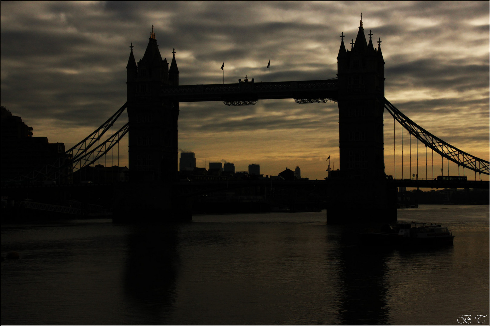 Schattten der Tower Bridge