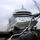 Schatz, nehmen wir das Schiff, das Motorrad oder den Kran, um nach hause zu kommen?