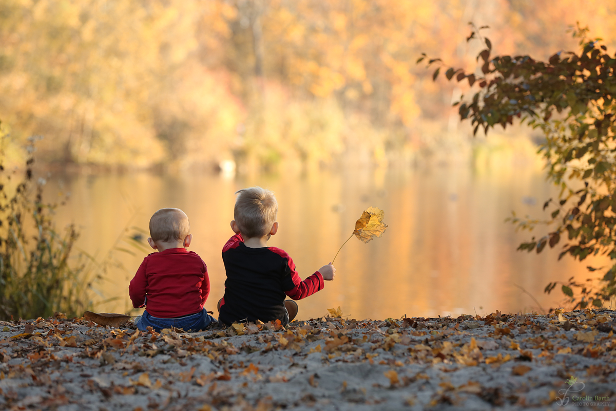 Schau kleiner Bruder... da hinten schwimmen die Enten