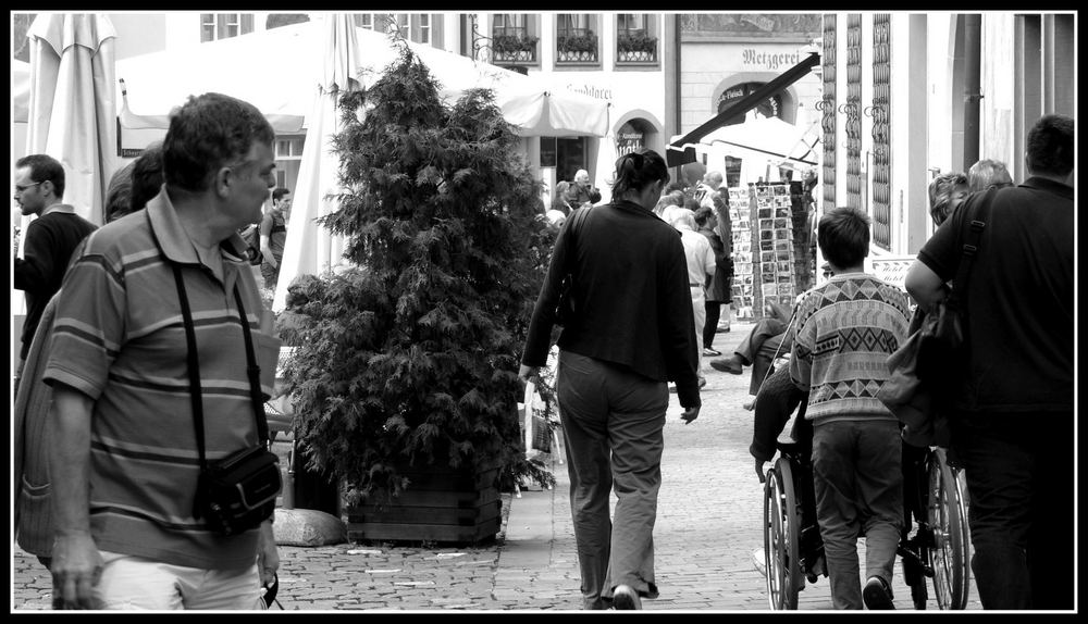 "schau mal... ein rollstuhl !"