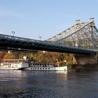 Schaufelrad-Dampfer unter dem "Blauen Wunder" in Dresden.