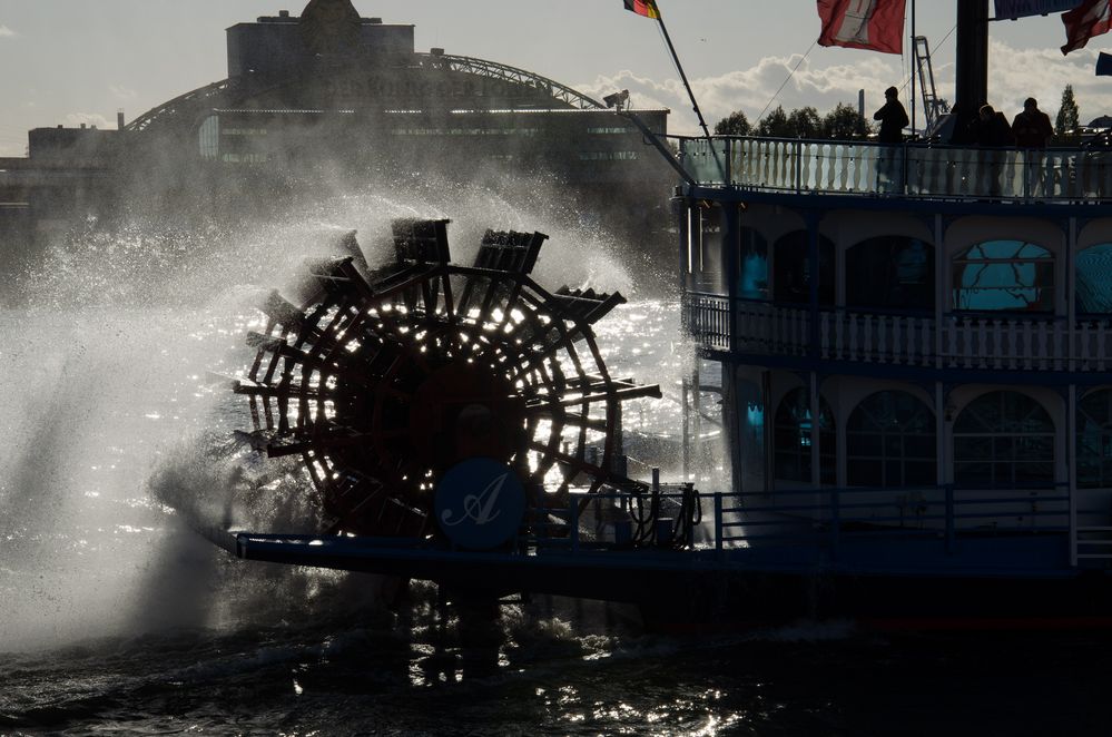 Schaufelraddampfer in Hamburg von ukuellmar 