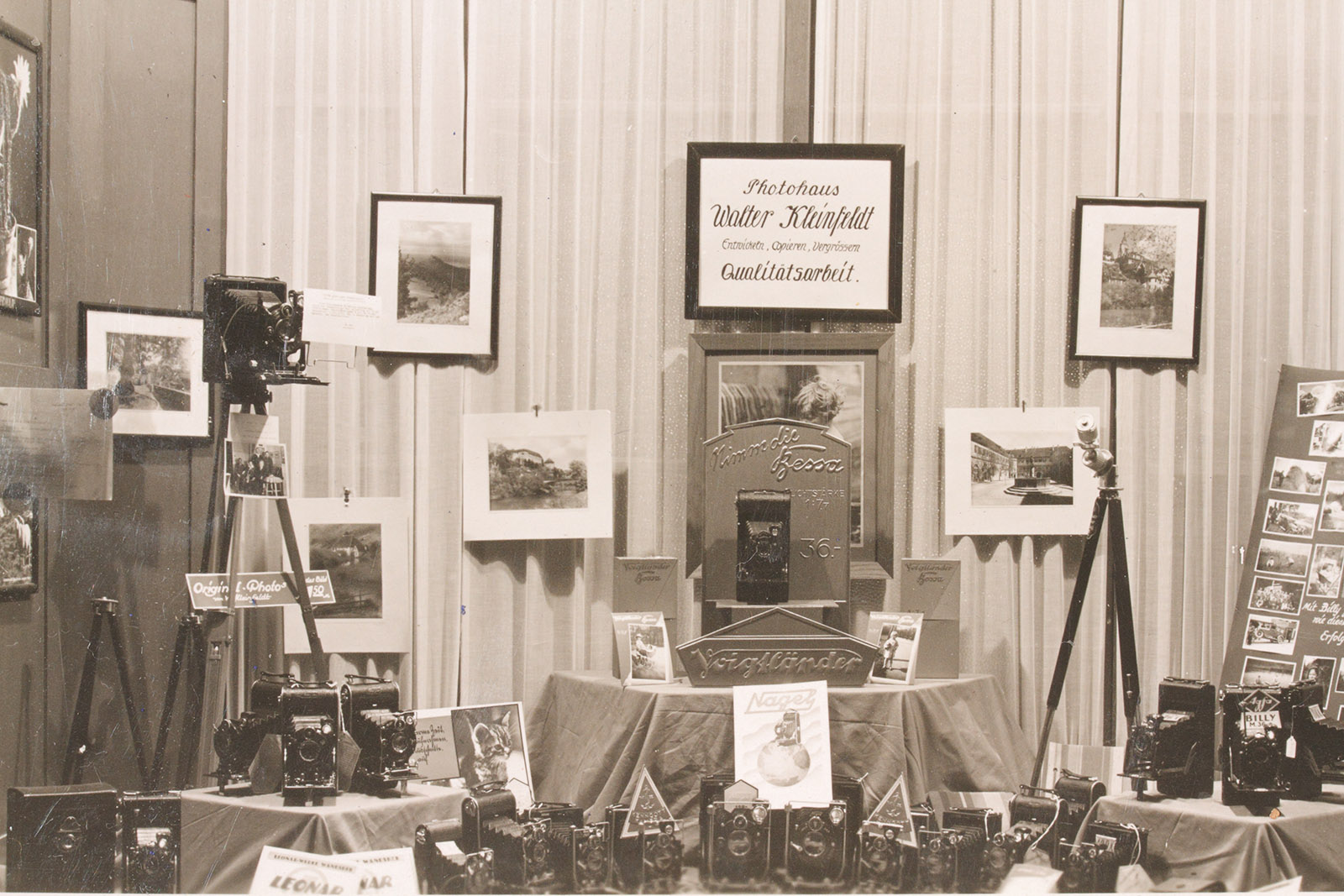 Schaufenster eines Fotogeschäftes im Jahr 1929