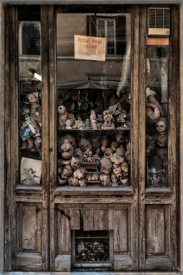 Schaufenster eines Puppenrestaurators in Rom gesehen