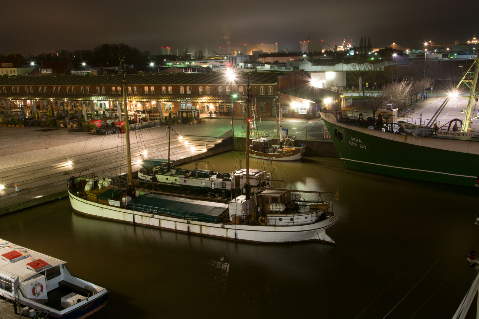 Schaufenster Fischereihafen bei Nacht