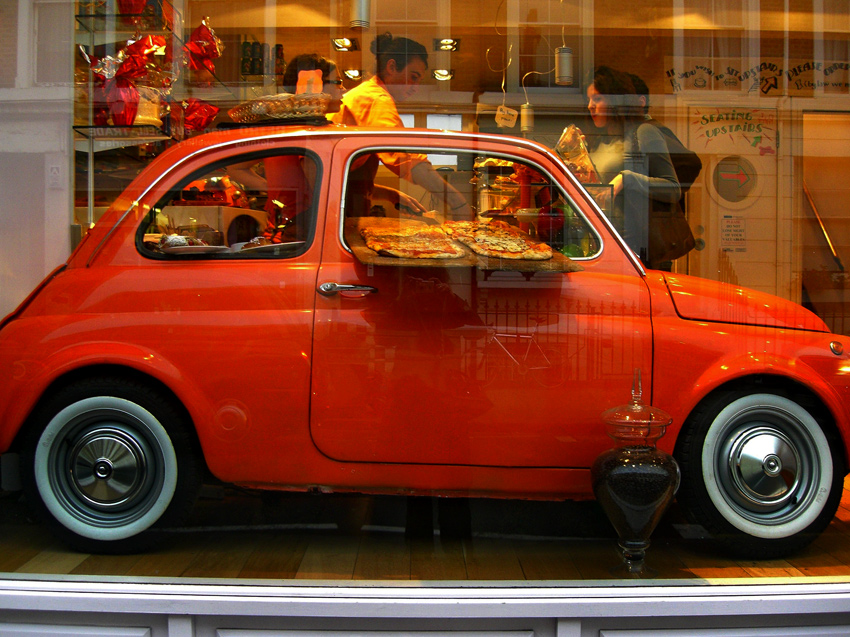 Schaufenster mit "Fiat Cinquecento" in London