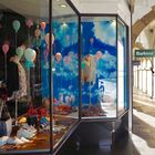 Schaufensterdekoration mit Luftballons