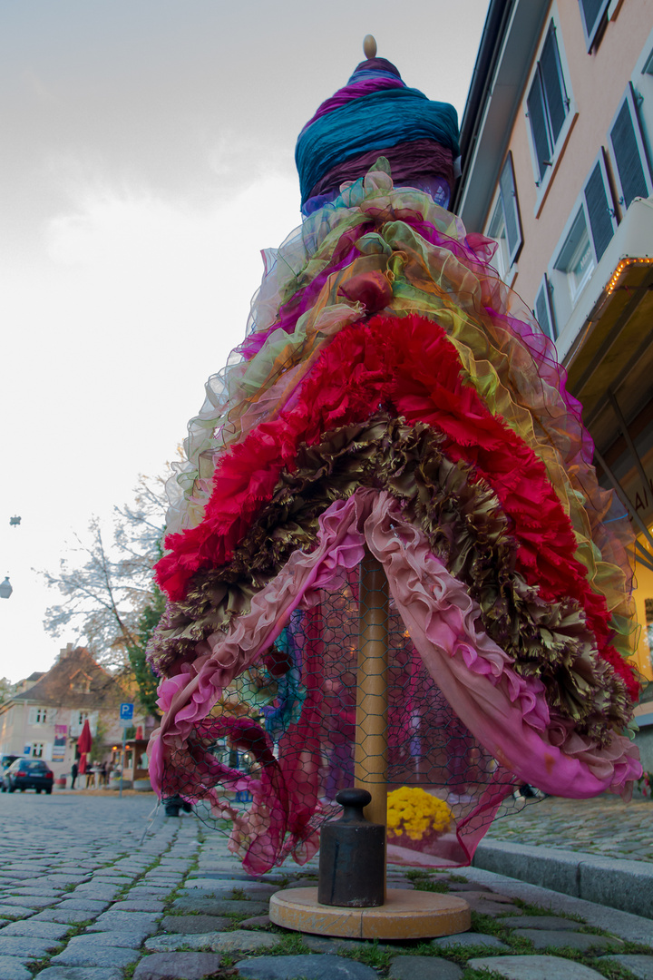 schaufensterpuppe bunt und schillernd - kopflos