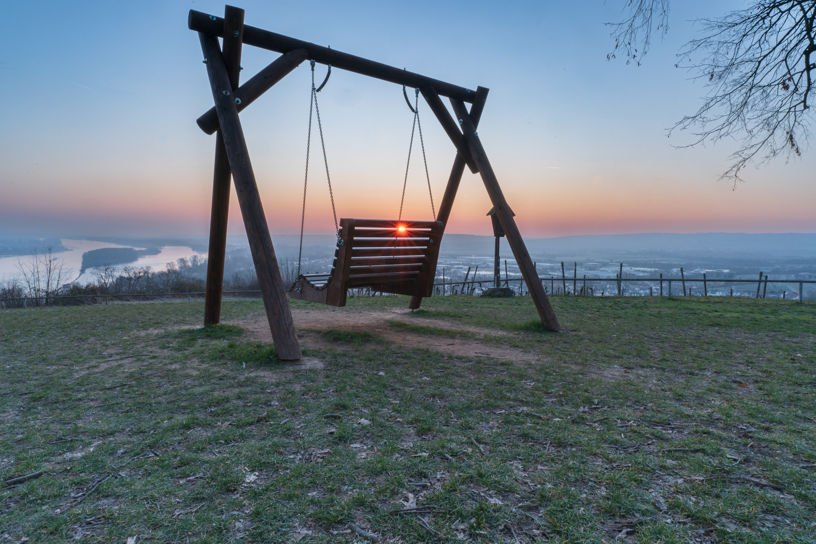 Schaukel auf dem Rochusberg bei Sonnenaufgang