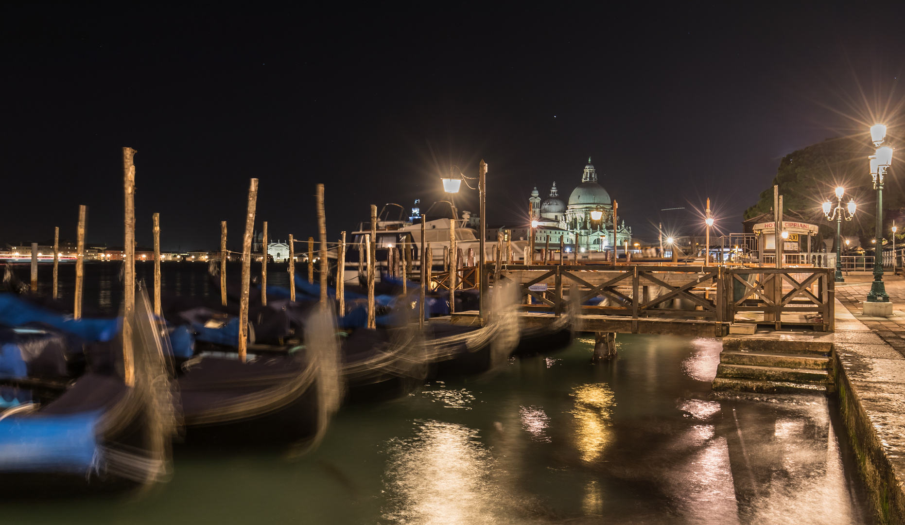 Schaukelnde Gondeln in Venedig