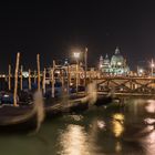 Schaukelnde Gondeln in Venedig