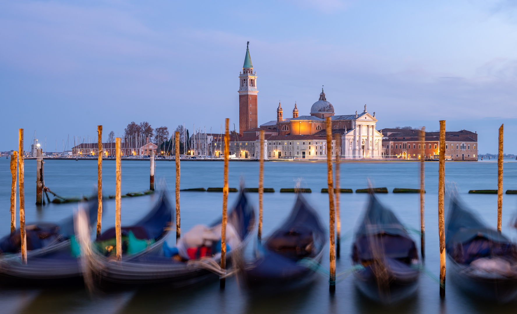 Schaukelnde Gondeln in Venedig 