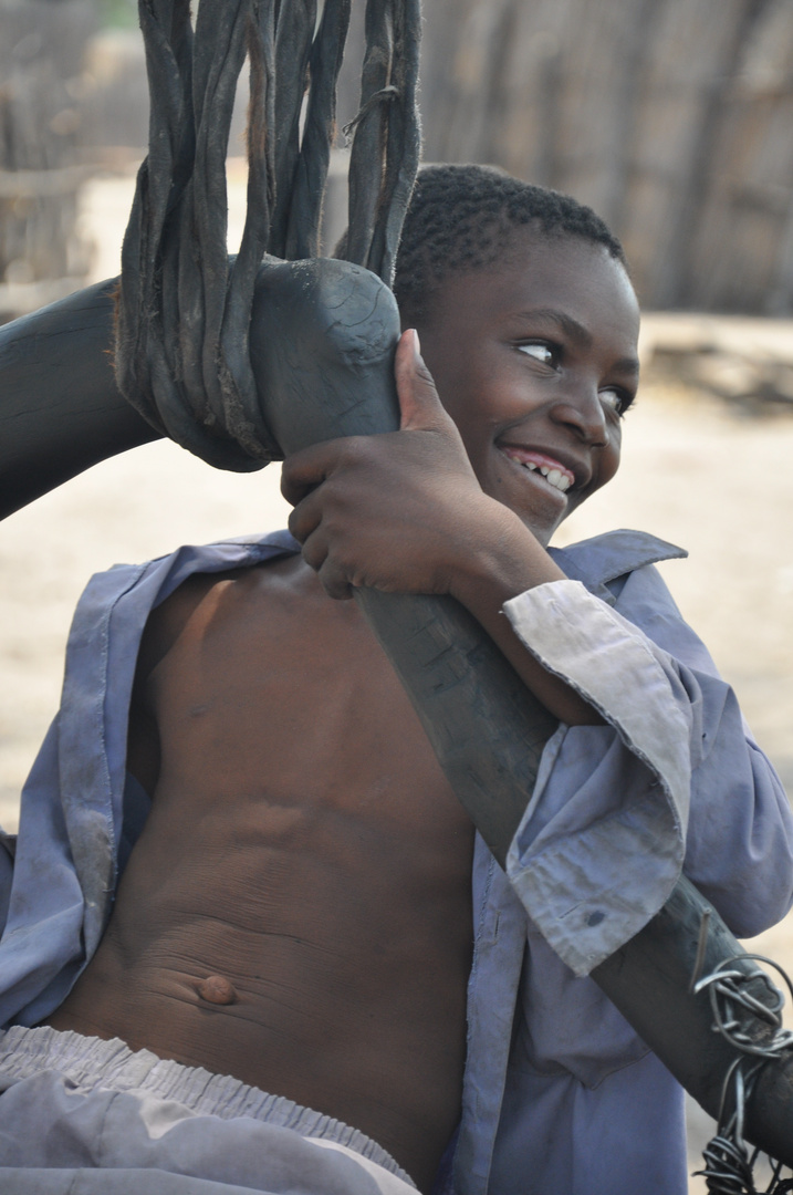 Schaukelnder Junge in Namibia