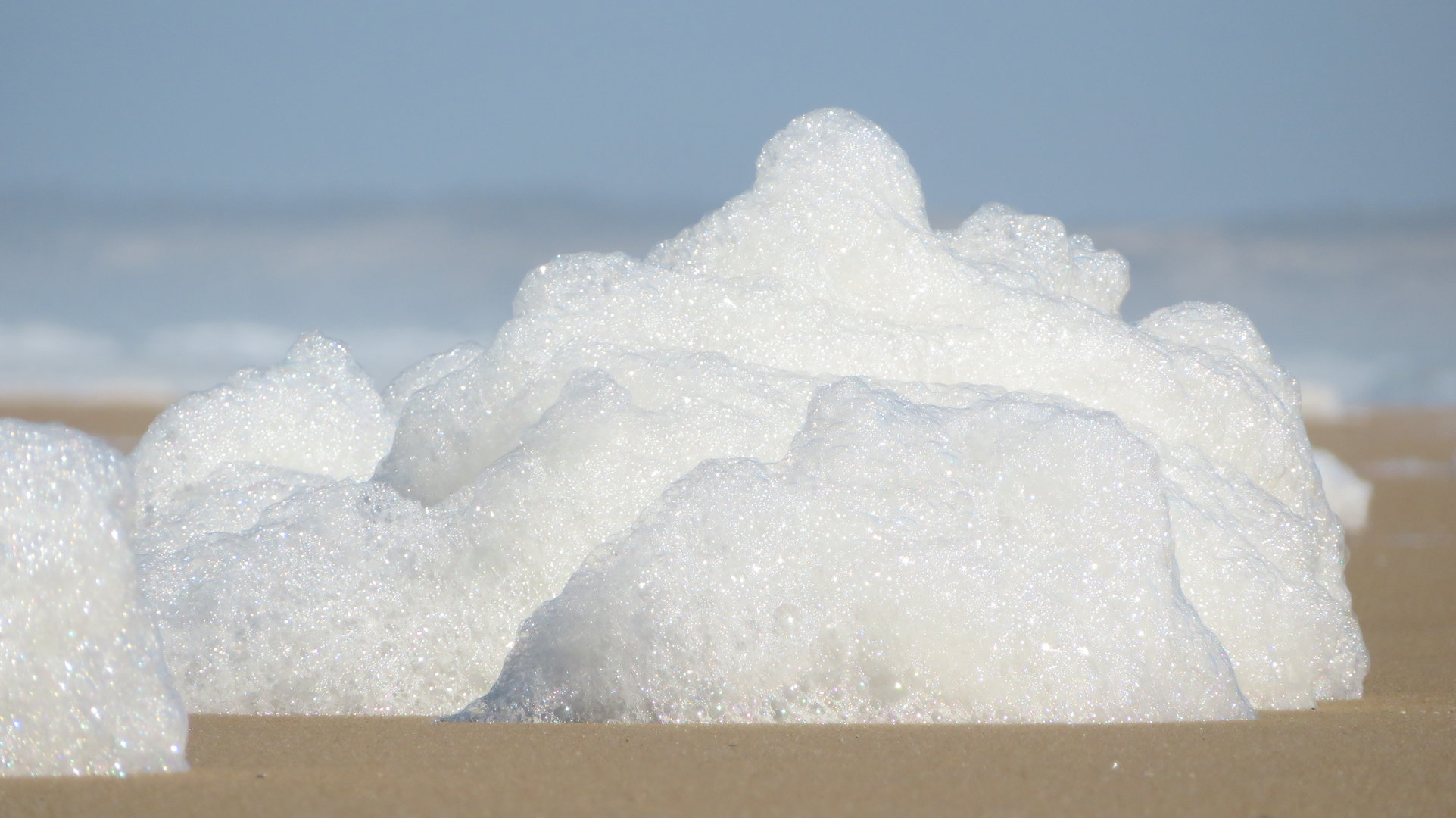 Schaumberge am Strand...