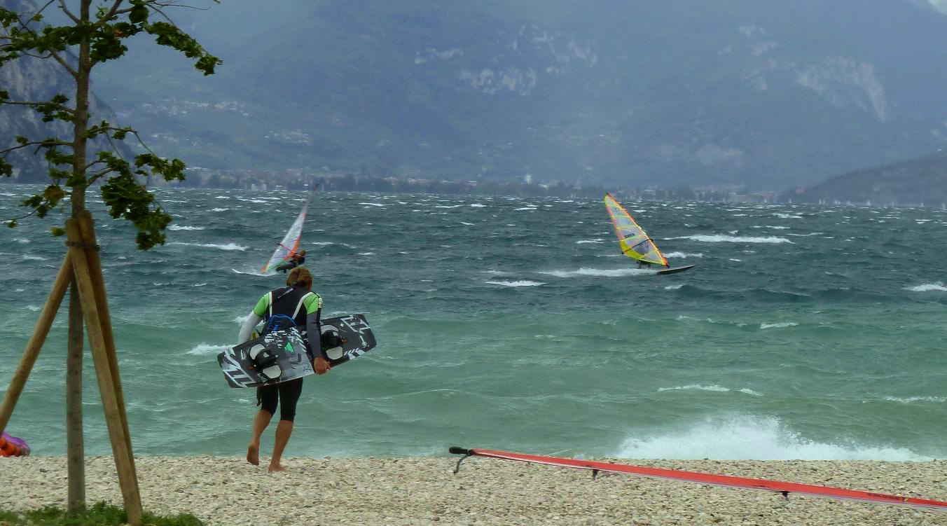 Schaumkronen auf dem Gardasee