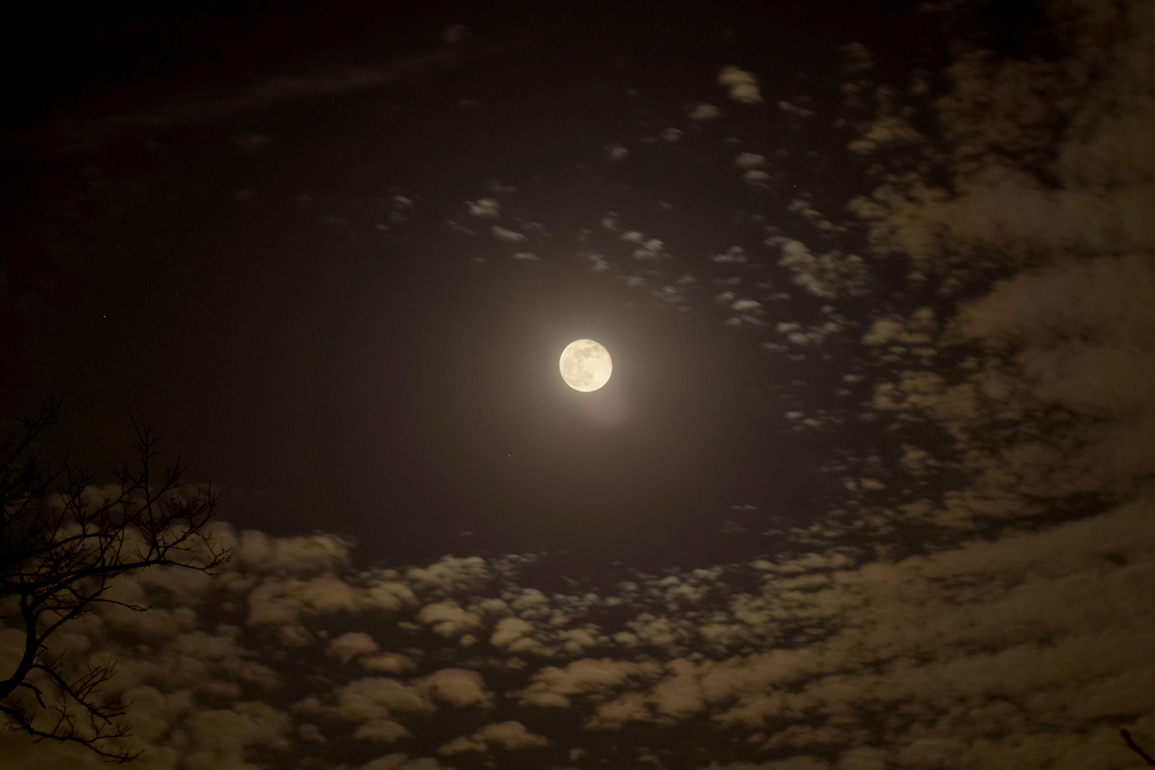 Schauriger Vollmond mit Wolken