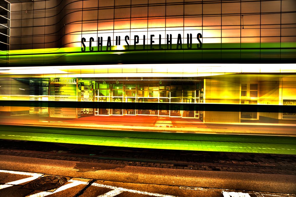 Schauspielhaus Hannover mit Bahn bei Nacht