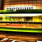 Schauspielhaus Hannover mit Bahn bei Nacht