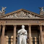 Schauspielhaus mit Schiller-Denkmal