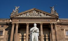 Schauspielhaus mit Schiller-Denkmal