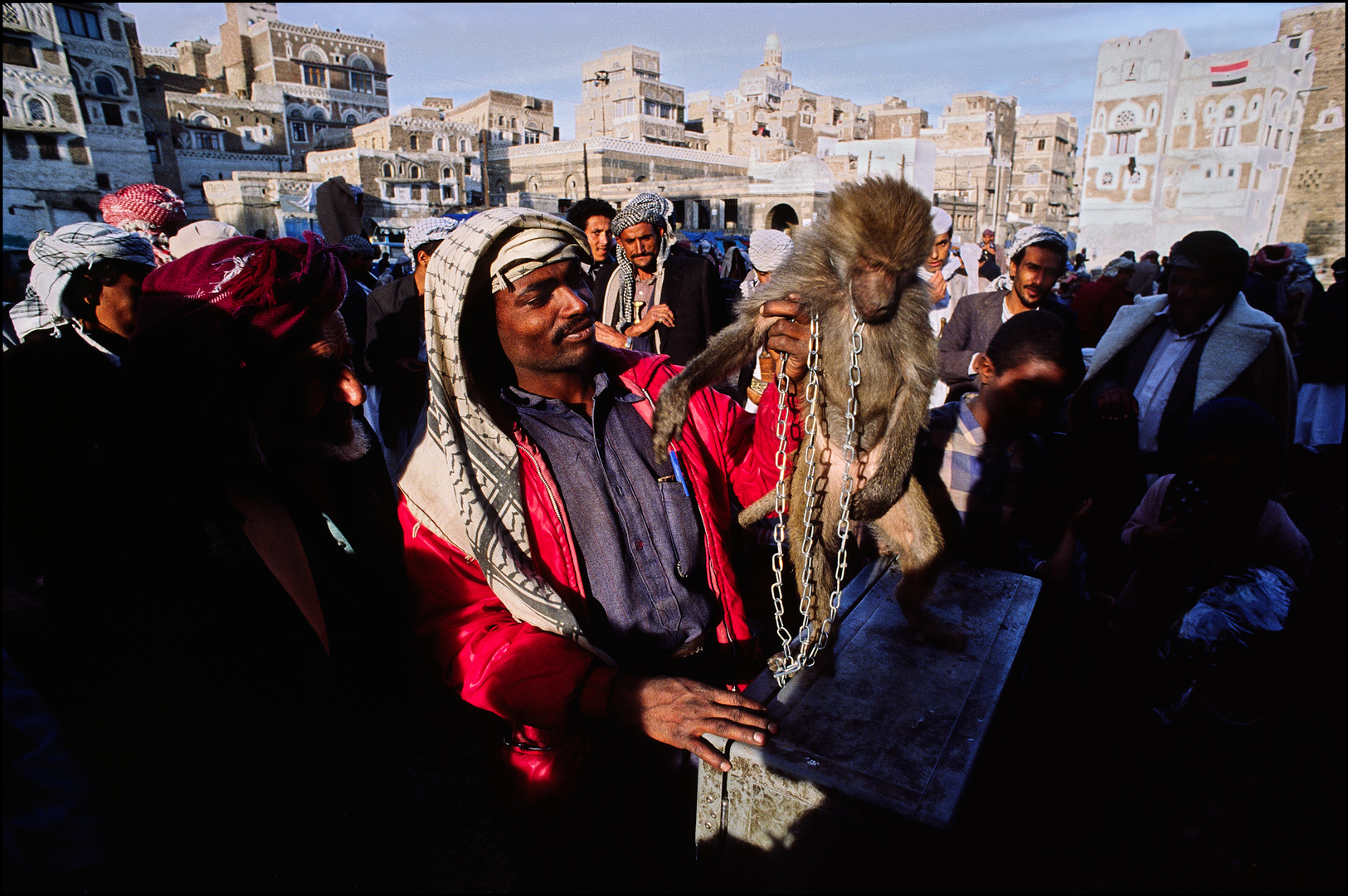 Schausteller und Affe am Bab al Jemen, Sanaa.