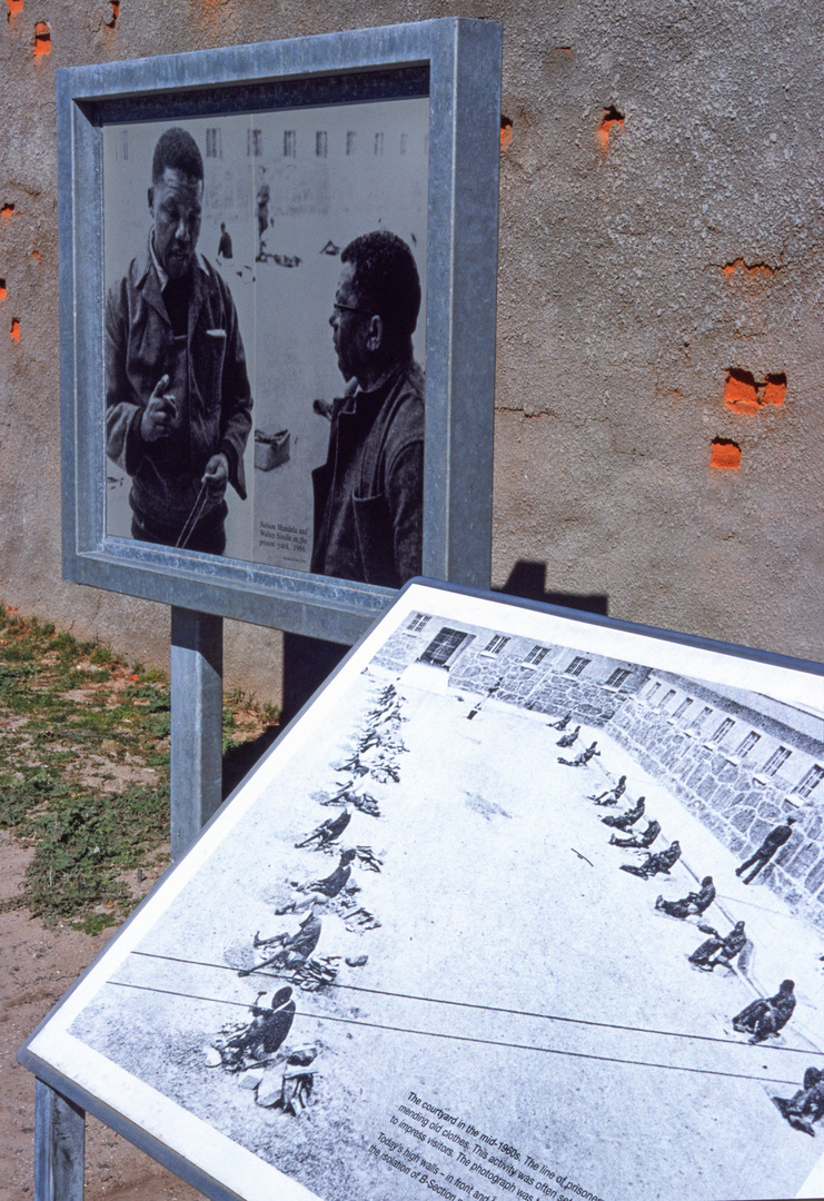 Schautafeln im Gefängnishof