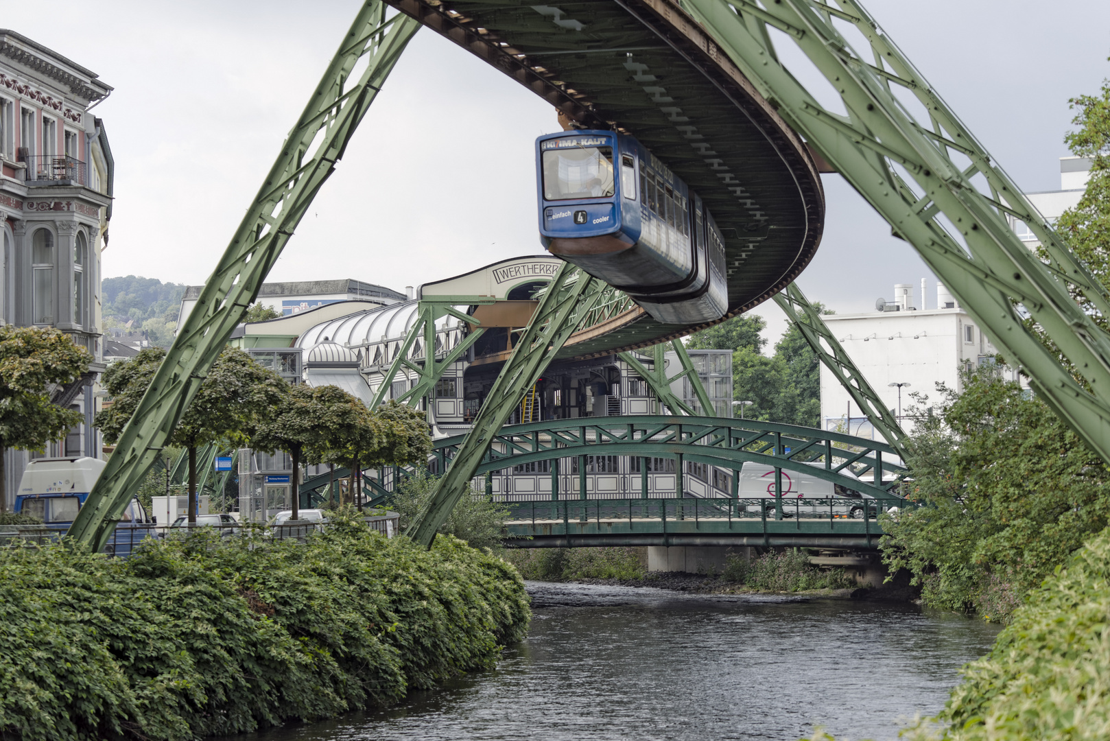 Schebebahn in Wuppertal vor der Sation Werther Brücke