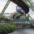 Schebebahn in Wuppertal vor der Sation Werther Brücke