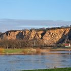 schefe Linkskurve der Elbe bei Diesbar Seußlitz mit Plus 2 Metern Wasserstand