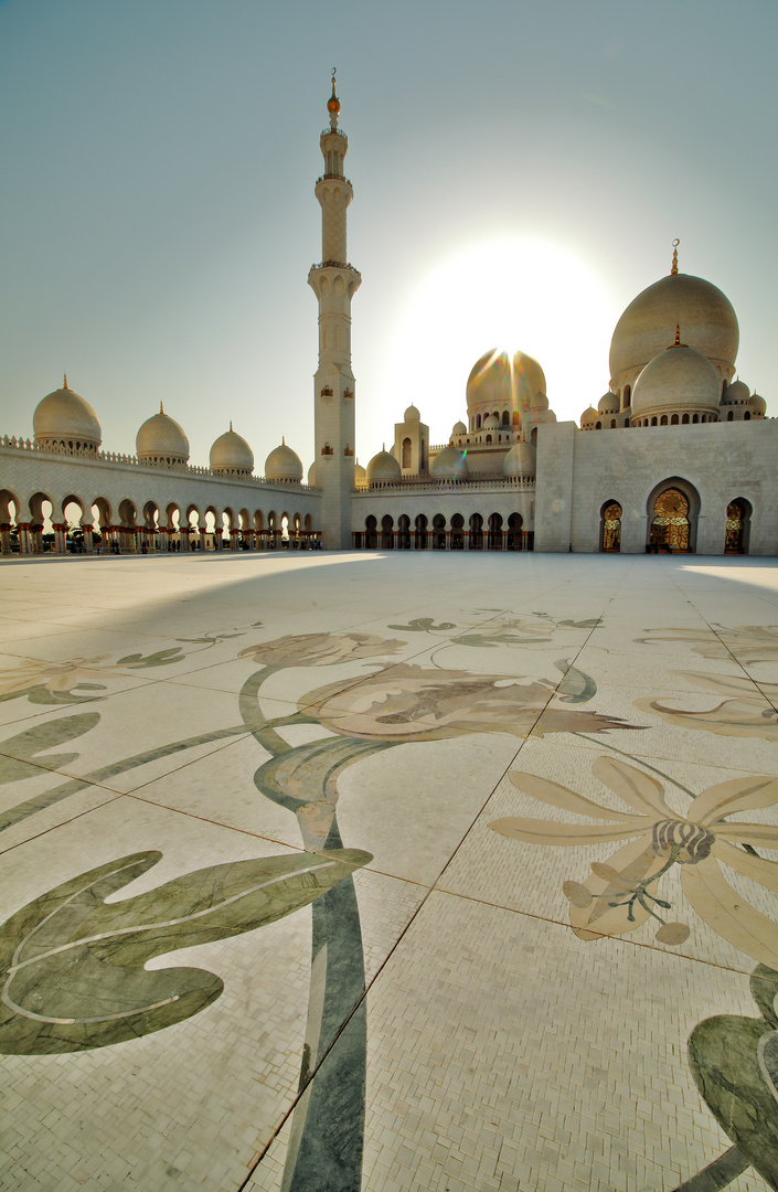 Scheich-Zayid-Moschee kurz vor Sonnenuntergang