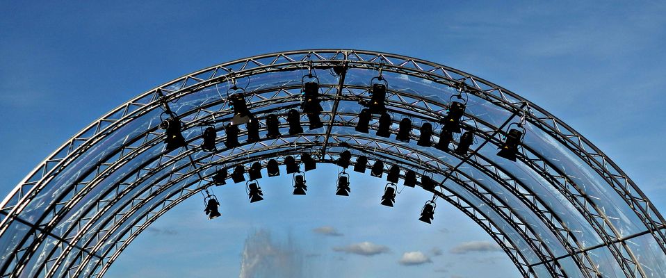 „SCHEINWERFERBOGEN“